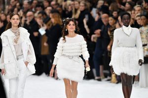 Penélope Cruz défile blanche comme neige chez Chanel