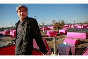  Brad Pitt devant les tentes roses symbolisant les emplacements des maisons qu'il allait construire à la Nouvelle-Orléans, en 2007.