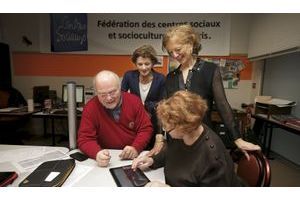  Brigitte Ayrault (debout à dr.) et la ministre aux Personnes âgées Michèle Delaunay (à sa dr.), à l’espace numérique du Relais 59, le 14 décembre.