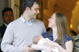 Chelsea Clinton présente Aidan à la sortie de la maternité