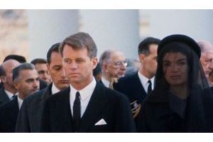  Les obsèques de John Fitzgerald Kennedy à Washington, le 23 novembre 1963. Au premier rang, côte-à-côte, Bob et Jackie, le frère et la veuve du président assassiné.