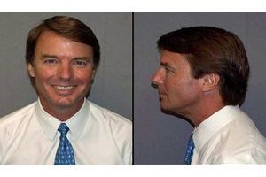  Photo d'identification de John Edwards où il apparaît souriant et détendu, à mille lieues des accusations contre lui.