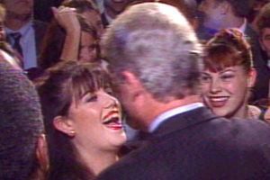 Monica Lewinsky plaisante avec Bill Clinton, lors d'une soirée de levée de fonds à Washington, en 1996.