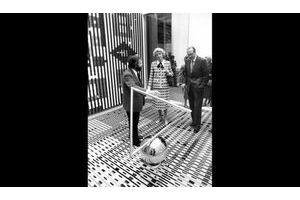  L’artiste avec Mme Pompidou et Jacques Chirac à l’inauguration du Salon à Beaubourg en 1979.