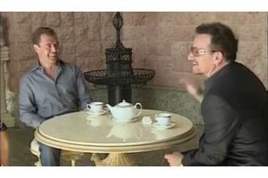Quand Bono et Medvedev discutent sida et hot-dogs