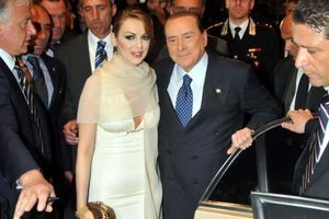 Silvio Berlusconi et son ancienne fiancée Francesca Pascale photographiés à Bari, en avril 2013.