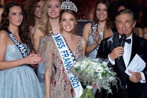Amandine Petit, Miss France 2021, après son couronnement samedi. 
