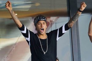 En tribunes avec sa famille, Neymar a vibré pour le PSG