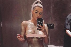 Kim Kardashian fait la promotion de ses produits de beauté en exhibant son corps sur les réseaux sociaux.