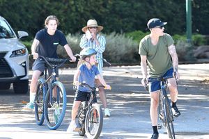 Reese Witherspoon, maman cool à vélo avec son mari et ses fils