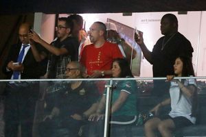 Franck Ribéry en famille dans les tribunes du stade du Caire, en Egypte.