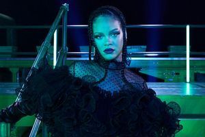 Rihanna scandalise en utilisant un texte sacré islamique à son défilé de lingerie