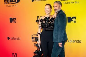 Rita Ora et Taika Waititi, amoureux aux MTV EMA 2021