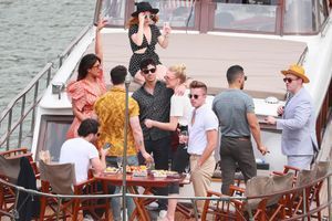 Sophie Turner, Joe Jonas, Priyanka Chopra et Nick Jonas, balade sur la Seine avant le mariage