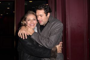 Nicolas Bedos avec sa mère Joëlle Bercot à Paris, le 24 décembre 2013 