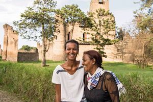 Avec sa mère devant le château de Gondar, l’ancienne cité royale éthiopienne. Liya visite en famille cette région riche d’histoire.