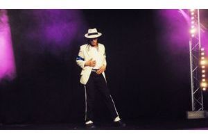  Le spectacle de Mohamed Cheddadi mêlait la magie et la danse aux musiques de Michael Jackson.