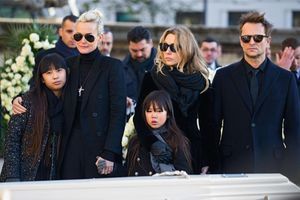 Jade, Laeticia, Joy, Laura Smet et David Hallyday, le 9 décembre, devant le cercueil de Johnny à la Madeleine, pendant l’arrivée des personnalités.