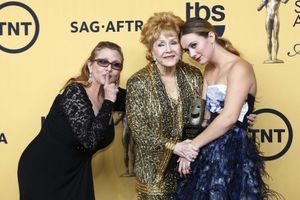 Carrie Fisher avec sa mère Debbie Reynolds et sa fille Billie Lourd en 2015. 