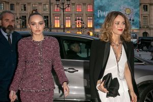 Vanessa Paradis sublime à Paris avec sa fille Lily-Rose Depp