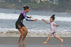 Zoe Saldana s'amuse à la plage avec ses enfants