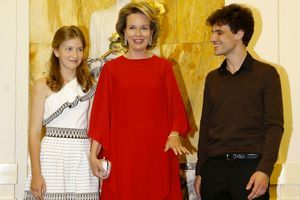 Elisabeth assiste avec Mathilde à la victoire d’un violoncelliste français