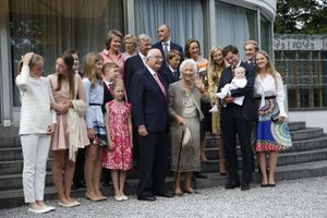 La photo de famille de la fête anticipée des 80 ans de l'ex-reine des Belges Paola à Waterloo, le 29 juin 2017