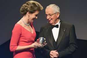 La reine Mathilde de Belgique reçoit le Prix allemand du développement durable à Düsseldorf, le 8 décembre 2017