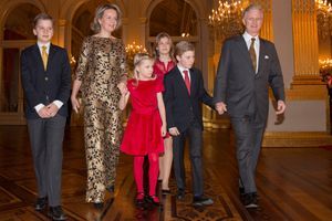Mathilde en noir et or, ses filles en rouge au concert de Noël