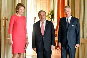 La reine Mathilde et le roi Philippe de Belgique avec le secrétaire général de l'ONU Antonio Guterres à Bruxelles, le 5 avril 2017