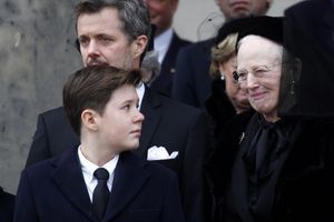 La famille royale en larmes pour son dernier adieu au prince Henrik