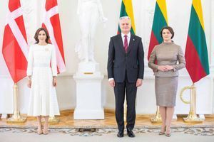 La princesse Mary de Danemark avec le président lituanien Gitanas Nauseda et sa femme Diana à Vilnius, le 30 septembre 2021 