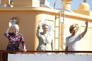 La reine Margrethe II de Danemark et ses soeurs la princesse Benedikte et l'ex-reine Anne-Marie de Grèce à bord du Danneborg, le 5 mai 2018