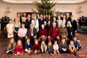 La reine Margrethe II de Danemark, entourée de sa famille et de celle de ses sœurs Benedikte et Anne-Marie de Grèce, à Fredensborg, Noël 2014