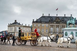 Margrethe II se balade en carrosse dans les rues de Copenhague