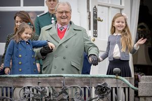 Le prince Henrik de Danemark avec ses petites-filles les princesses Athena et Josephine, et sa belle-fille la princesse Mary, à Aarhus le 16 avril 2017