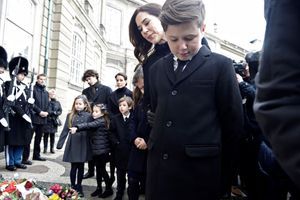 Les enfants et petits-enfants du prince Henrik se mêlent aux hommages