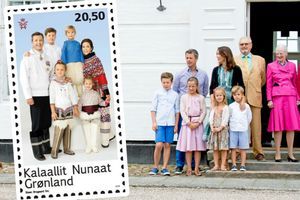 La princesse Mary de Danemark, le prince Frederik et leurs enfants avec la reine Margrethe II et le prince Henrik le 15 juillet 2016 - A gauche : en costume groenlandais sur le timbre du Groenland