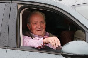 L'ex-roi Juan Carlos d'Espagne quitte l’hôpital universitaire Sanitas La Moraleja de Madrid, le 10 avril 2018