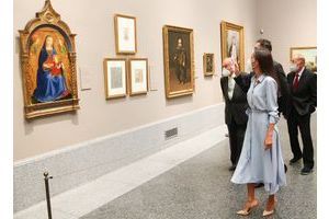 Letizia fait mouche avec sa robe bleu layette au Musée du Prado 