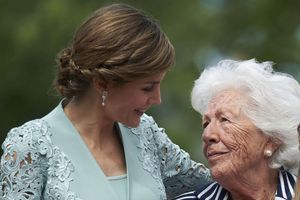 La reine Letizia d'Espagne et sa grand-mère paternelle Menchu Álvarez del Valle à Madrid, le 17 mai 2017