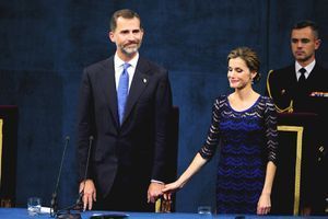 Letizia et Felipe en bleu royal pour les prix du Prince des Asturies