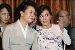 Letizia s’affiche dans une sublime robe brodée avec la First Lady chinoise