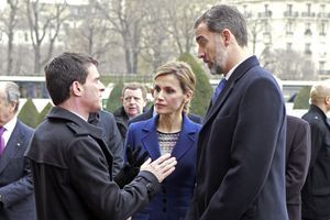 Le roi Felipe VI d'Espagne et sa reine Letizia évoquent avec Manuel Valls l'accident d'avion, devant l'entrée des Invalides à Paris, ce mardi 24 mars. 