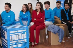 Letizia à Cáceres, la reine s’assoit au milieu des jeunes sur des cartons
