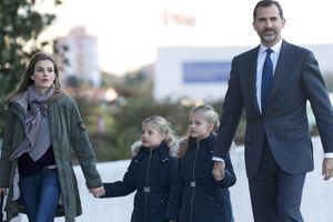 Letizia, Felipe et leurs adorables filles au chevet du roi 