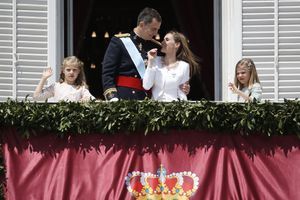 Felipe, roi d'Espagne, acclamé au balcon du palais