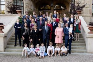 Le grand-duc Henri de Luxembourg et la grande-duchesse Maria Teresa entourés de la famille grand-ducale devant le château de Berg, le 20 septembre 2021