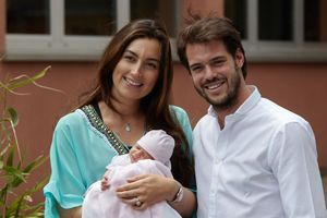 Claire et Félix du Luxembourg avec la petite Amalia, à la sortie de la maternité, le 17 juin 2014.