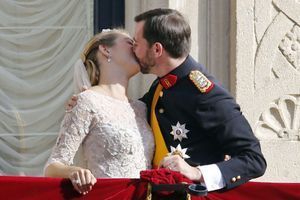 Le grand-duc héritier Guillaume de Luxembourg et la comtesse Stéphanie de Lannoy, le 20 octobre 2010, jour de leur mariage religieux à Luxembourg 